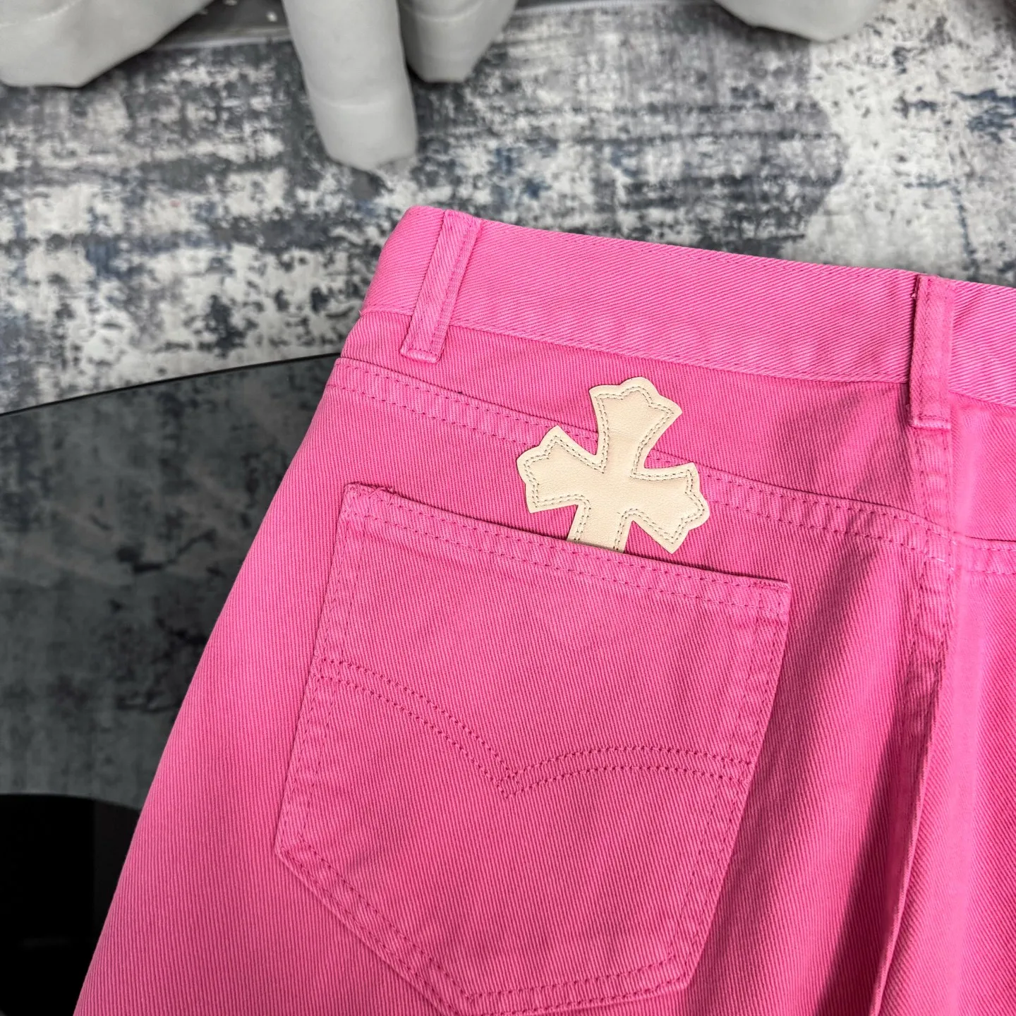 P260 Chrome hearts｜ch Chrome Hearts Limited Barbie Pink Leather Jeans for Girls - Charming dopamine personalized jeans, indispensable for fashionistas, the same model for celebrities, and one touted by many bloggers. This new pair of pants is perfect in terms of shape and upper body. It is no exaggeration to say that making a pair of jeans is equivalent to making 20 short-sleeved pieces. The fabric is made of high-quality imported denim. It has a unique high-end texture. I am very satisfied with it after washing and proofing several times.  Color: Barbie Pink Size: 28/30/32/34 Waist: 74/76/78/80 Pants Length: 101/102/103/104
